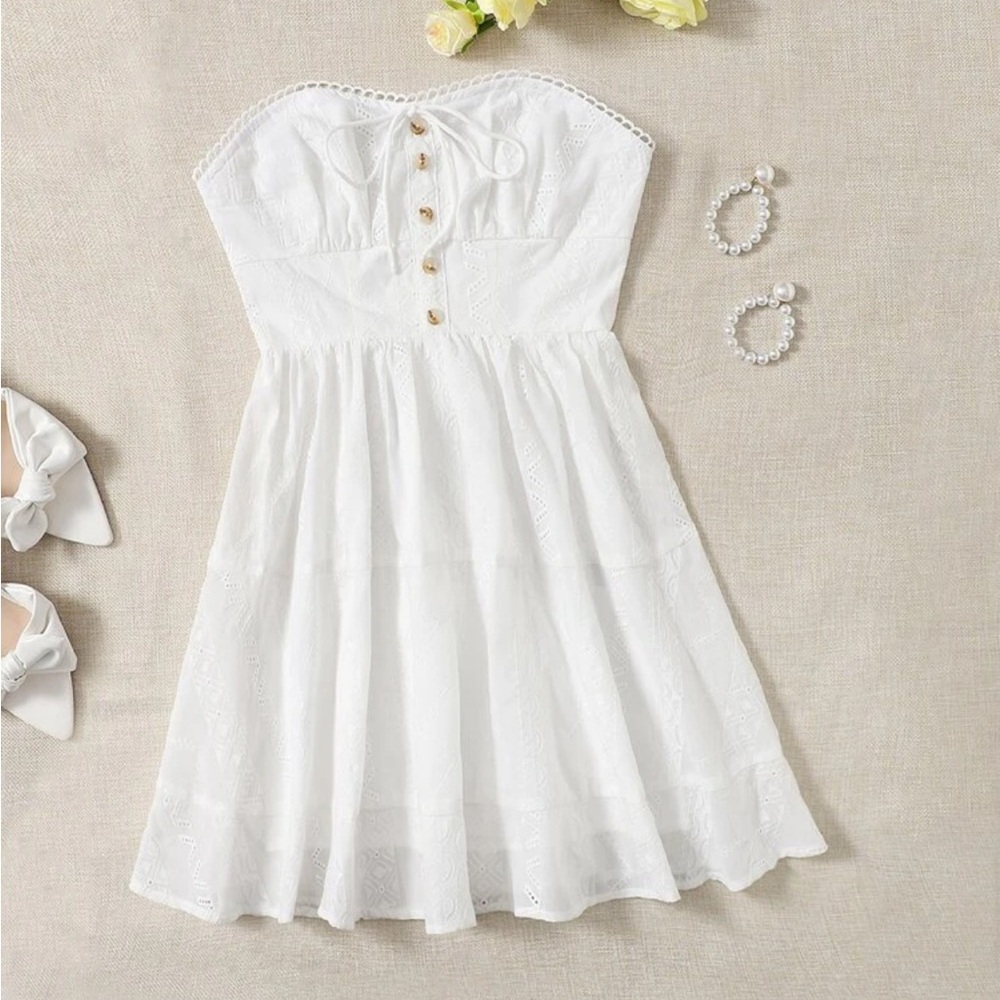 Strapless mini dress🤍